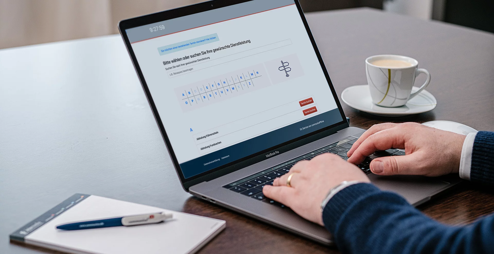 Hände mit Laptop